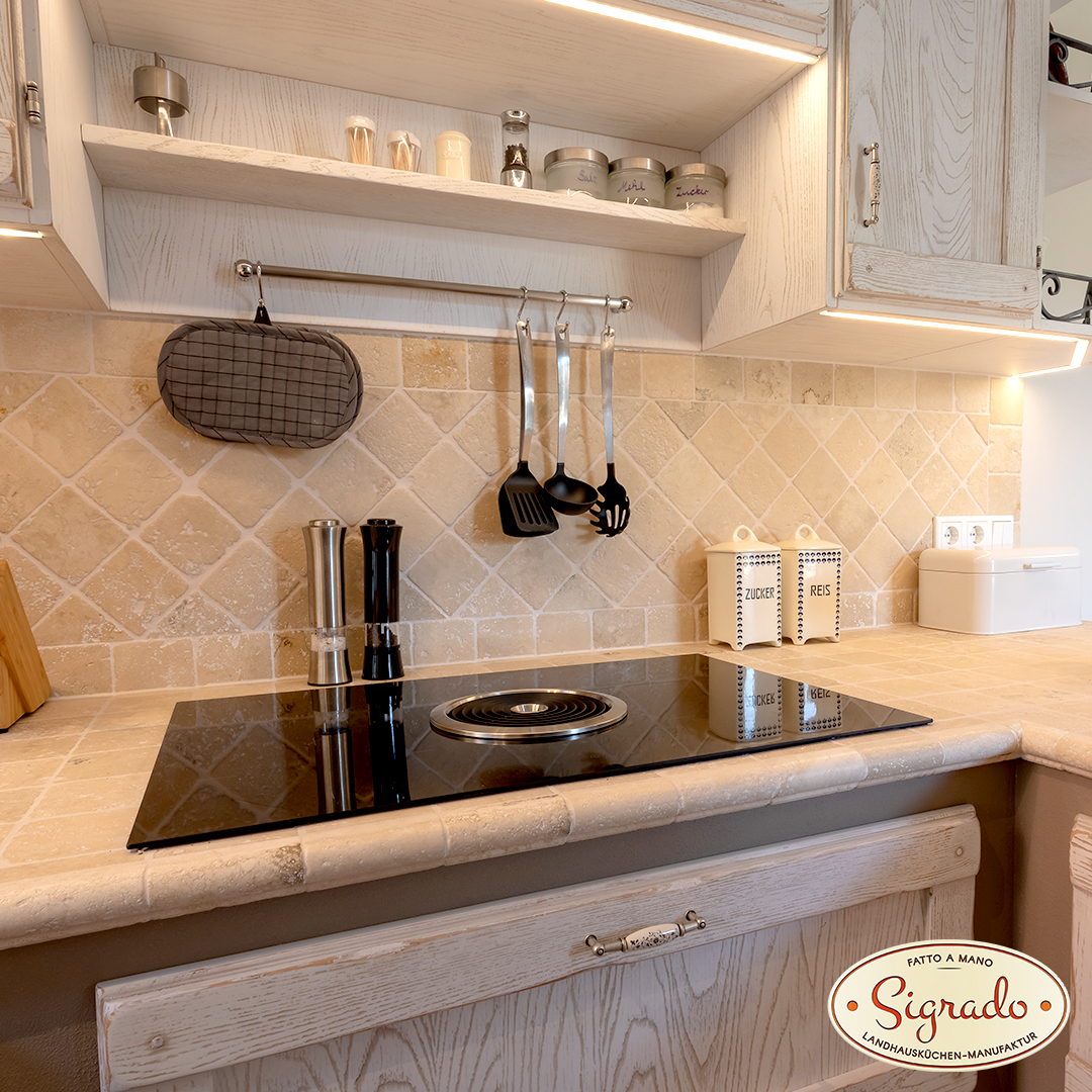 mediterrane Küche im Finca Stil weiß