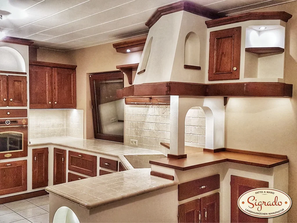 gemauerte Küche Toskana Landhaus braun Kamin Haube Tresen Marmor gemauert